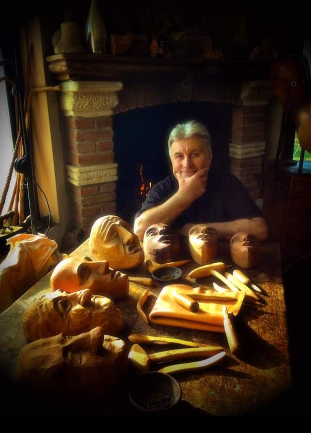 Maestro Giorgio De Marchi nel suo laboratorio con le sue maschere