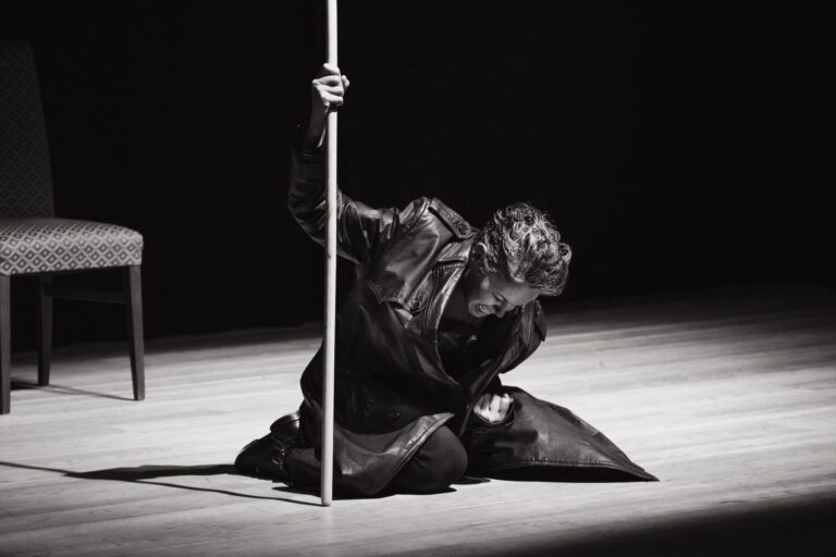 Foto di scena 2 di Edipo – Il grande enigma, spettacolo della Compagnia cambiaMENTI teatro – teatro d'attore