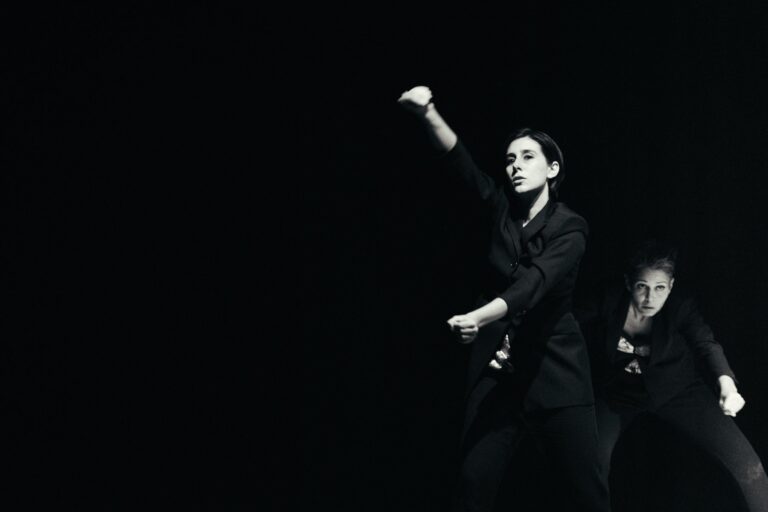 Foto di scena 3 di Edipo – Il grande enigma, spettacolo della Compagnia cambiaMENTI teatro – teatro d'attore