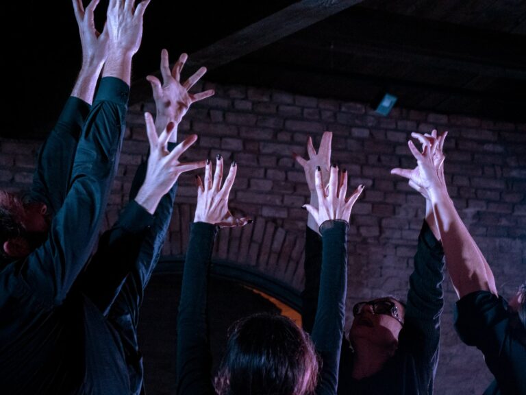 Era Dante: immagine dello spettacolo della Compagnia cambiaMENTI teatro (drammaturgia fisica, teatro danza e maschera)
