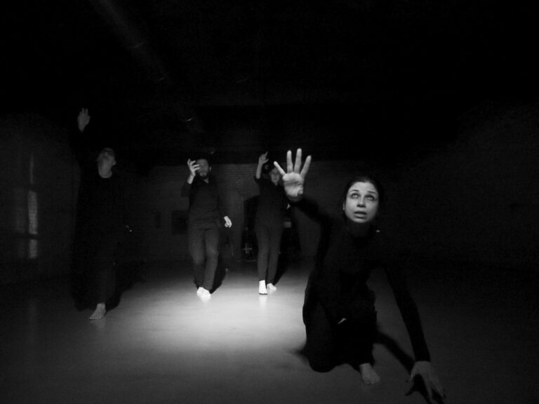 Foto di scena 2 di Era Dante, spettacolo della Compagnia cambiaMENTI teatro – drammaturgia fisica, teatro danza e maschera