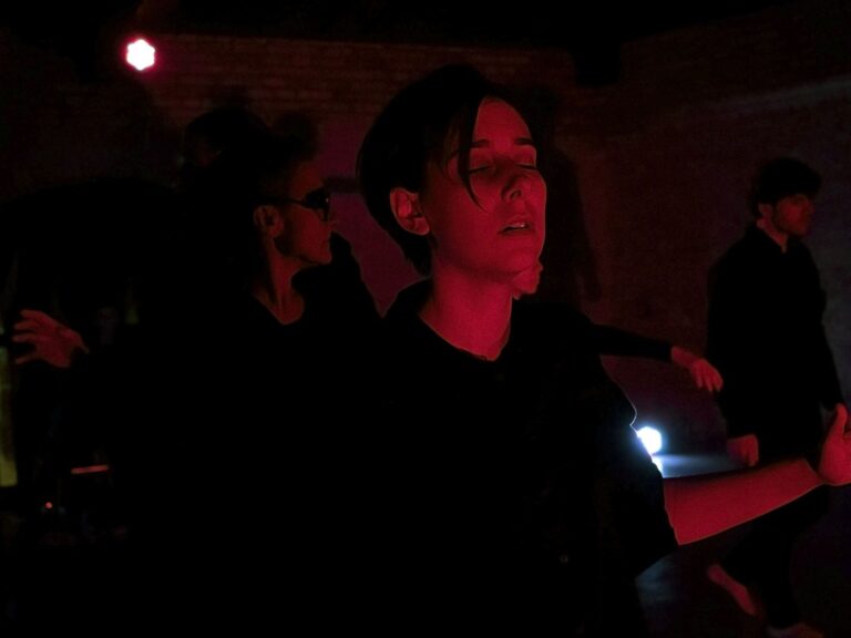 Foto di scena 3 di Era Dante, spettacolo della Compagnia cambiaMENTI teatro – drammaturgia fisica, teatro danza e maschera