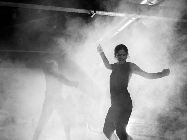 Foto di scena 4 di Era Dante, spettacolo della Compagnia cambiaMENTI teatro – drammaturgia fisica, teatro danza e maschera