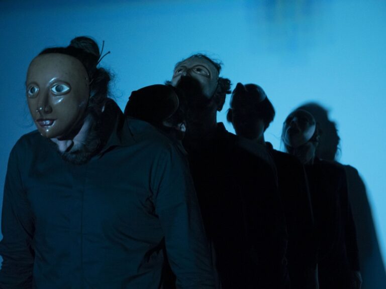 Foto di scena 5 di Era Dante, spettacolo della Compagnia cambiaMENTI teatro – drammaturgia fisica, teatro danza e maschera