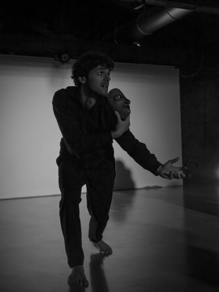 Foto di scena 6 di Era Dante, spettacolo della Compagnia cambiaMENTI teatro – drammaturgia fisica, teatro danza e maschera