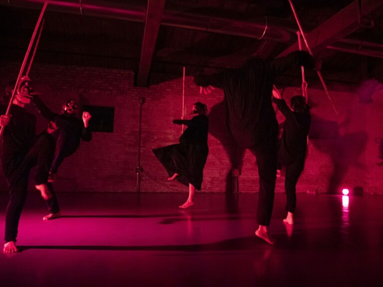 Foto di scena 7 di Era Dante, spettacolo della Compagnia cambiaMENTI teatro – drammaturgia fisica, teatro danza e maschera