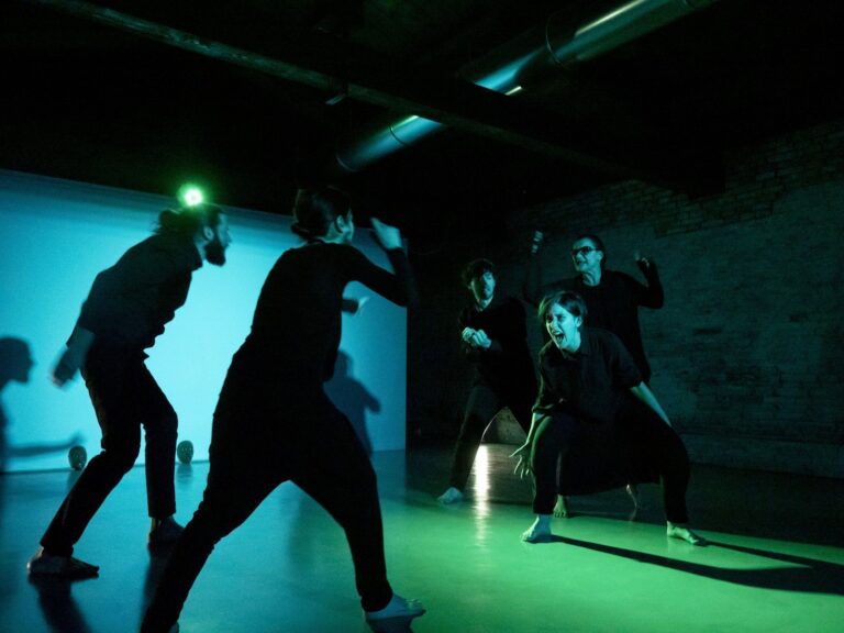 Foto di scena 9 di Era Dante, spettacolo della Compagnia cambiaMENTI teatro – drammaturgia fisica, teatro danza e maschera
