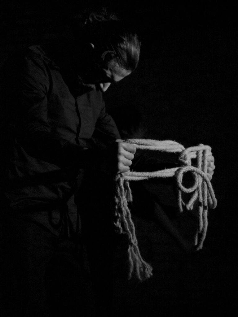 Foto di scena 10 di Era Dante, spettacolo della Compagnia cambiaMENTI teatro – drammaturgia fisica, teatro danza e maschera