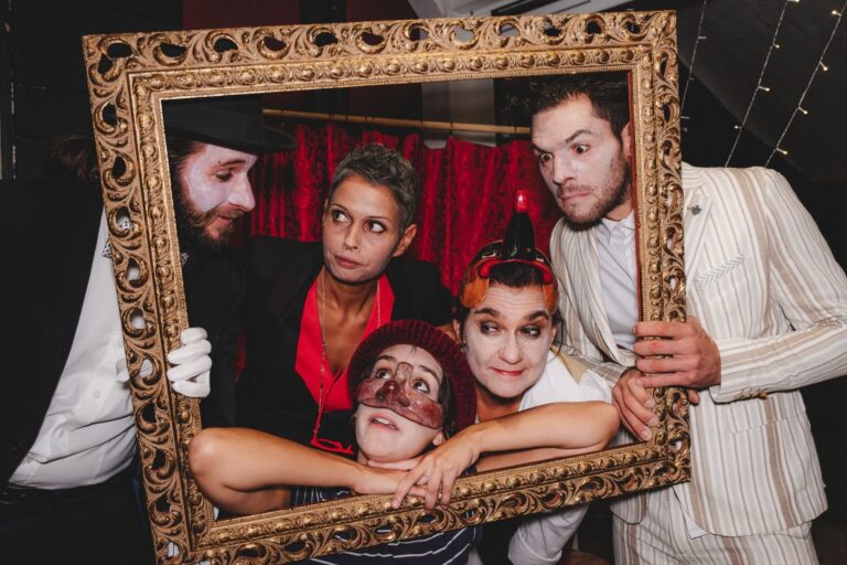 Lasciateci Divertire!: immagine dello spettacolo della Compagnia cambiaMENTI teatro (teatro comico e di maschera con musica dal vivo)