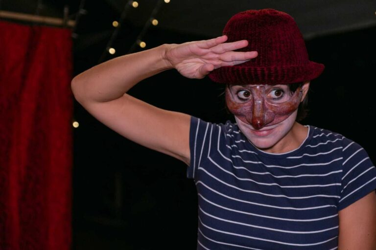 Foto di scena 2 di Lasciateci Divertire!, spettacolo della Compagnia cambiaMENTI teatro – teatro comico e di maschera con musica dal vivo