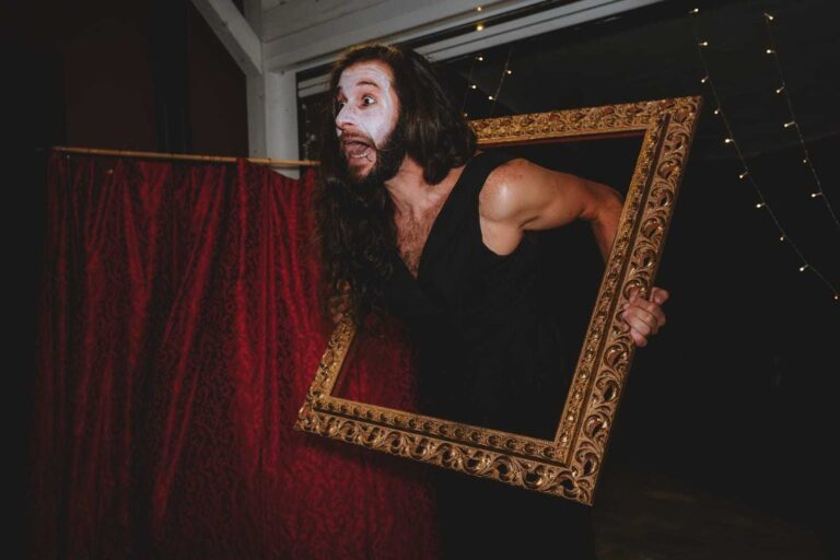 Foto di scena 3 di Lasciateci Divertire!, spettacolo della Compagnia cambiaMENTI teatro – teatro comico e di maschera con musica dal vivo
