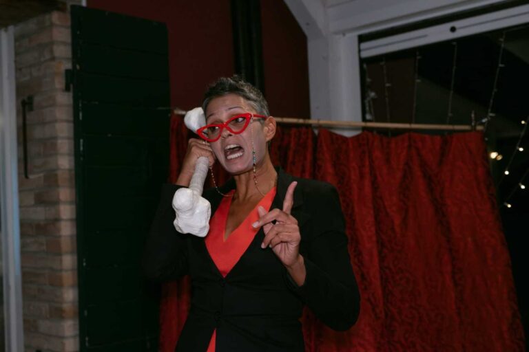 Foto di scena 4 di Lasciateci Divertire!, spettacolo della Compagnia cambiaMENTI teatro – teatro comico e di maschera con musica dal vivo
