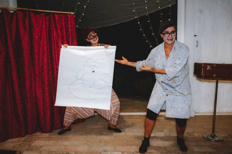 Foto di scena 5 di Lasciateci Divertire!, spettacolo della Compagnia cambiaMENTI teatro – teatro comico e di maschera con musica dal vivo