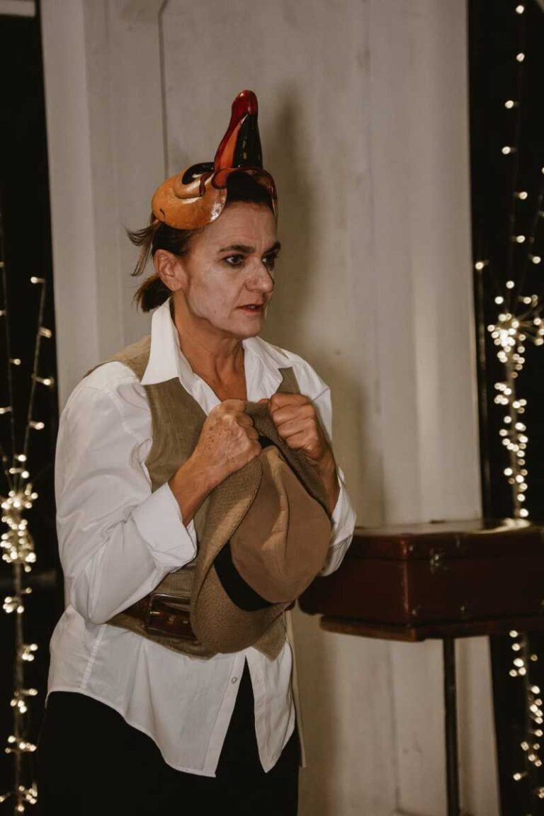 Foto di scena 6 di Lasciateci Divertire!, spettacolo della Compagnia cambiaMENTI teatro – teatro comico e di maschera con musica dal vivo