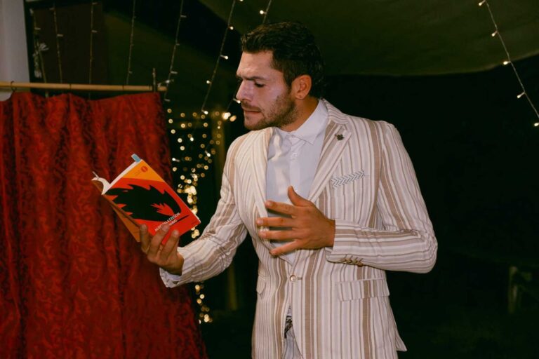 Foto di scena 7 di Lasciateci Divertire!, spettacolo della Compagnia cambiaMENTI teatro – teatro comico e di maschera con musica dal vivo