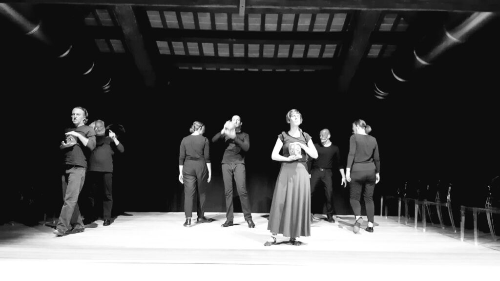 Le Maschere di Amleto: immagine dello spettacolo della Compagnia cambiaMENTI teatro (teatro d'attore e maschera)