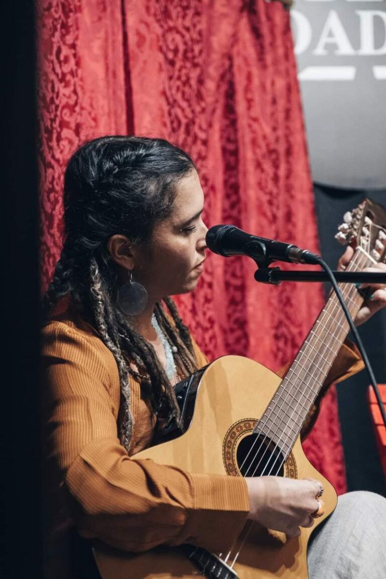 Foto di scena 3 di Piratesse, spettacolo della Compagnia cambiaMENTI teatro – teatro d'attore e musica dal vivo