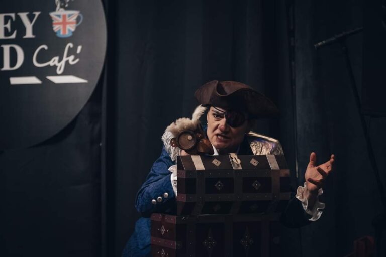 Foto di scena 6 di Piratesse, spettacolo della Compagnia cambiaMENTI teatro – teatro d'attore e musica dal vivo
