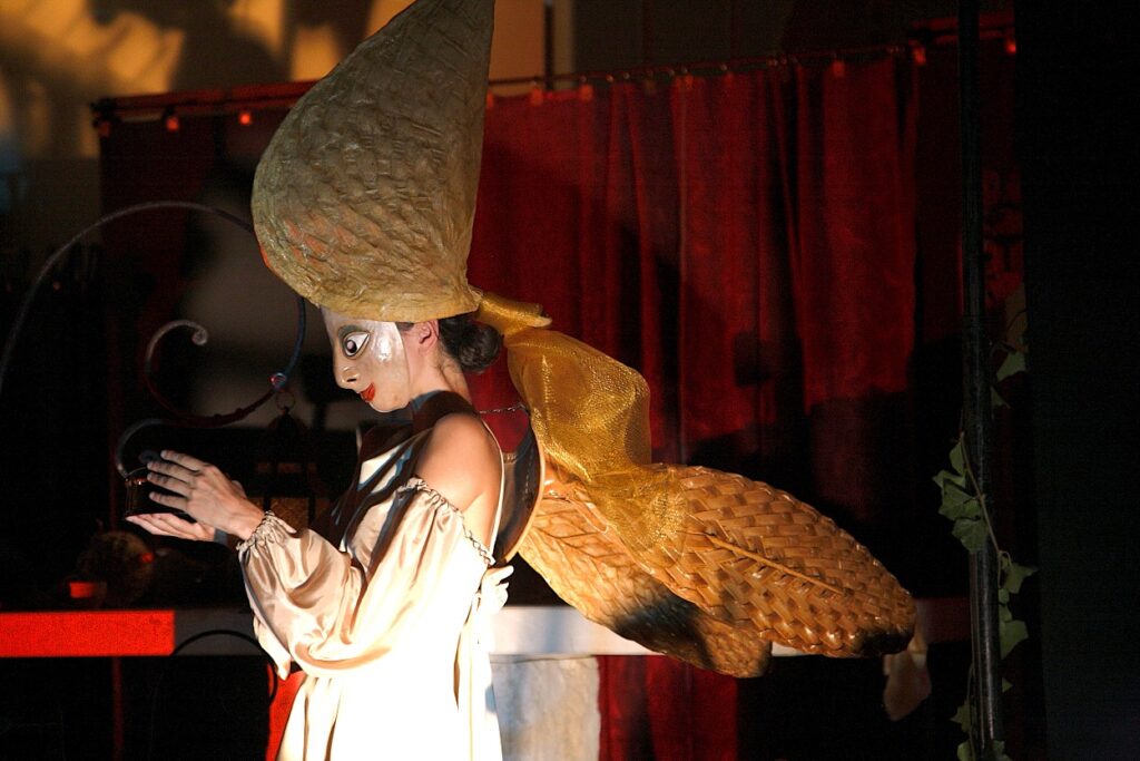 Spiriti della Foresta: attrice con maschera e ali dorate nei panni di uno spirito del bosco, Compagnia cambiaMENTI teatro